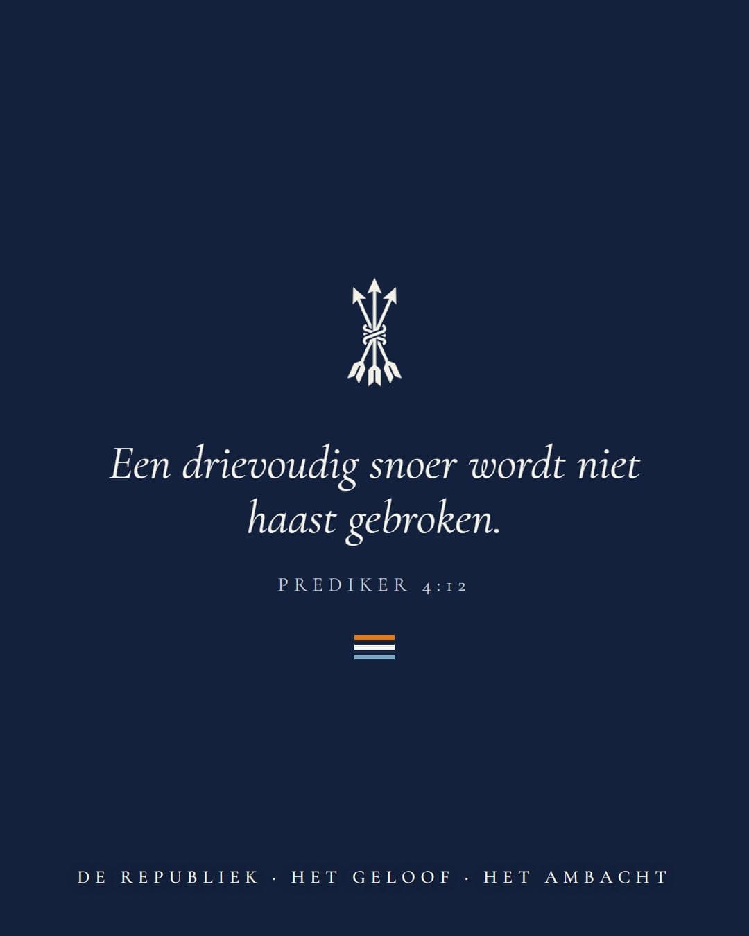 De pijlenbundel op navy, met de tekst: Een drievoudig snoer wordt niet haast gebroken. Prediker 4:12.
